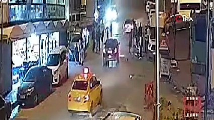 Marketten çıkan kız çocuğuna araba çarptı!