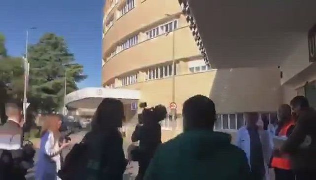 Mazón visita un hospital en Castellón y lo reciben con abucheos: Hay gente que ha muerto por tu culpa