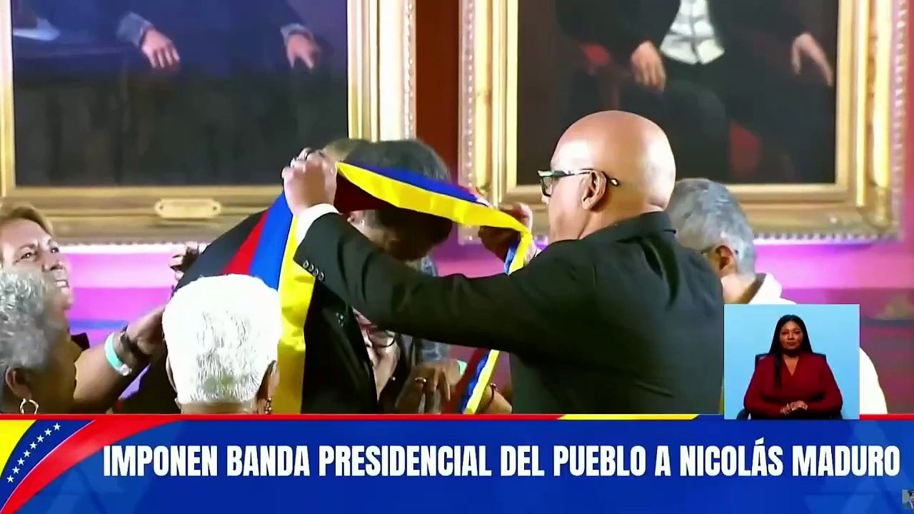 Nicolás Maduro juramenta ante la Asamblea Nacional, con la imposición de la banda presidencial, el collar con las llaves del arca de independencia y el acompañamiento del pueblo