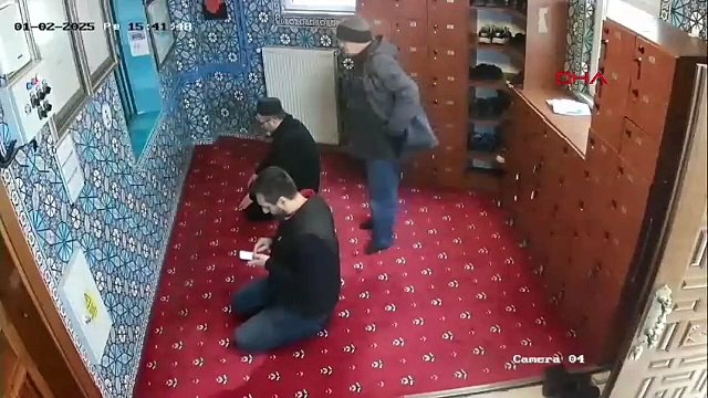 Daha neler göreceğiz! Camide namaz kılıyor gibi yapan şahıs bakın ne yaptı