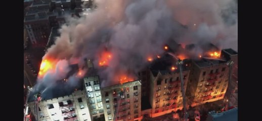 200 bomberos intentan apagar el fuego de un gran edificio en el Bronx de Nueva York