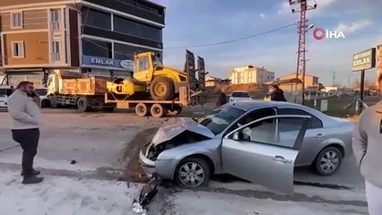 İş makinesiyle otomobil böyle çarpıştı! O anlar kamerada