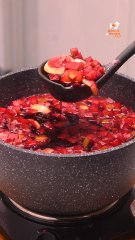 Ponche de jamaica con frutas navideñas