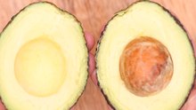 Así puedes sacar el hueso del aguacate fácilmente