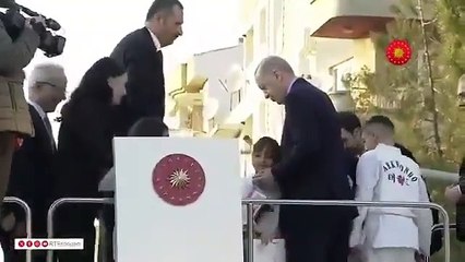 Erdoğan, elini öpen vekile harçlık verdi