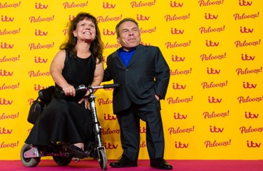 Warwick Davis podría acusar a un hospital de negligencia médica tras la muerte de su esposa