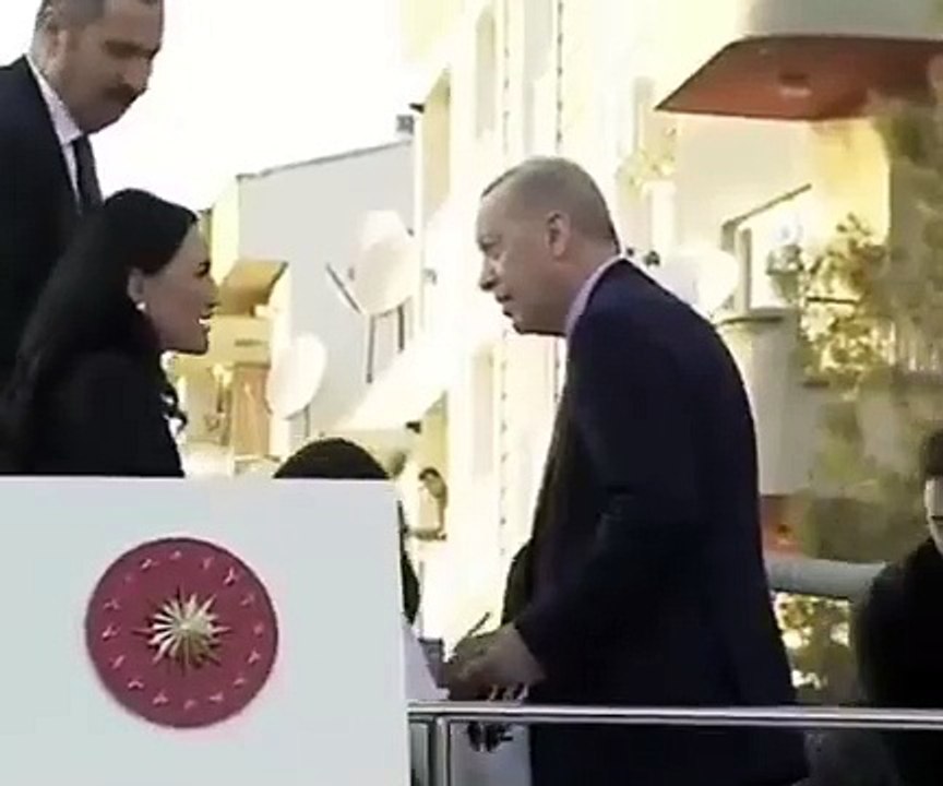 Erdoğan, elini öpen milletvekiline 200 TL harçlık verdi