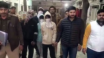 डेटिंग ऐप टिंडर पर दोस्ती के बाद मिलने के बहाने बुलाकर  बंधक बनाकर वसूली करने वाले एक नाबालिग  सहित पांच बदमाश गिरफ्तार