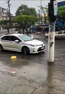 Caiu água! Motoristas enfrentam alagamento após chuva em Candeias