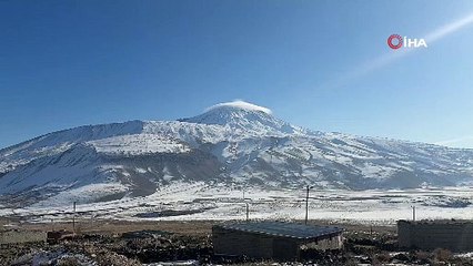 Görsel şölen: Mercek bulutu şapka gibi zirveyi sardı