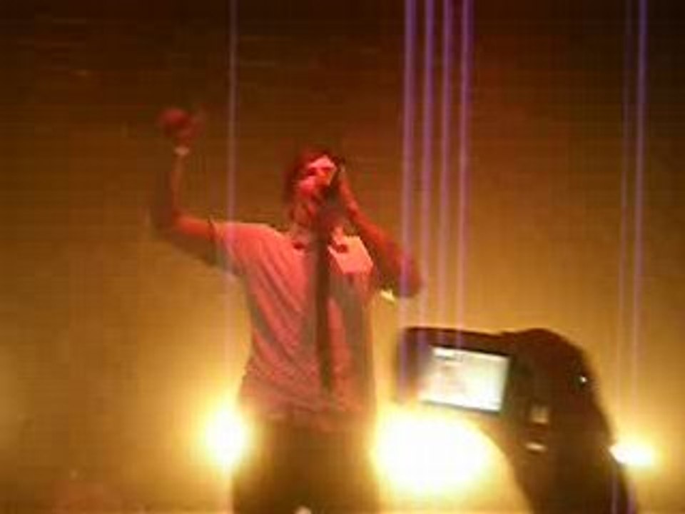 Pierre parle avant " shut up ". 24/04/08. Bataclan Paris