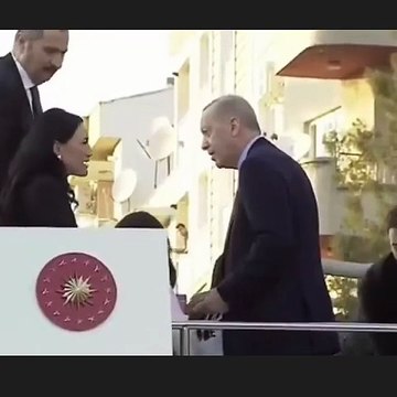 AKP milletvekili Sarıbaş Erdoğan'ın elini öptü, harçlığı kaptı