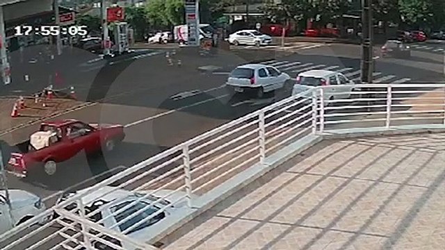 Câmera registra acidente que deixou motociclista ferido no Periolo