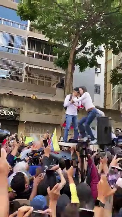 Maria Corina machado sale a las calles de Venezuela