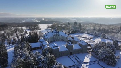 L'église au milieu du village : Saint-Georges-sur-Meuse