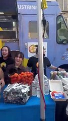 Voluntarios preparan comida