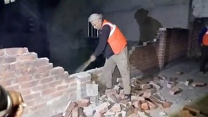 रानी की बावड़ी से सटे मकान पर चला प्रशासन का हथौड़ा, इधर पालिका प्रशासन ने मकान पर चस्पा किया नोटिस और उधर हथोड़ा लेकर मकान तोड़ने पहुंच गए पालिका कर्मचारी, देर रात मकान की तुड़ाई शुरू