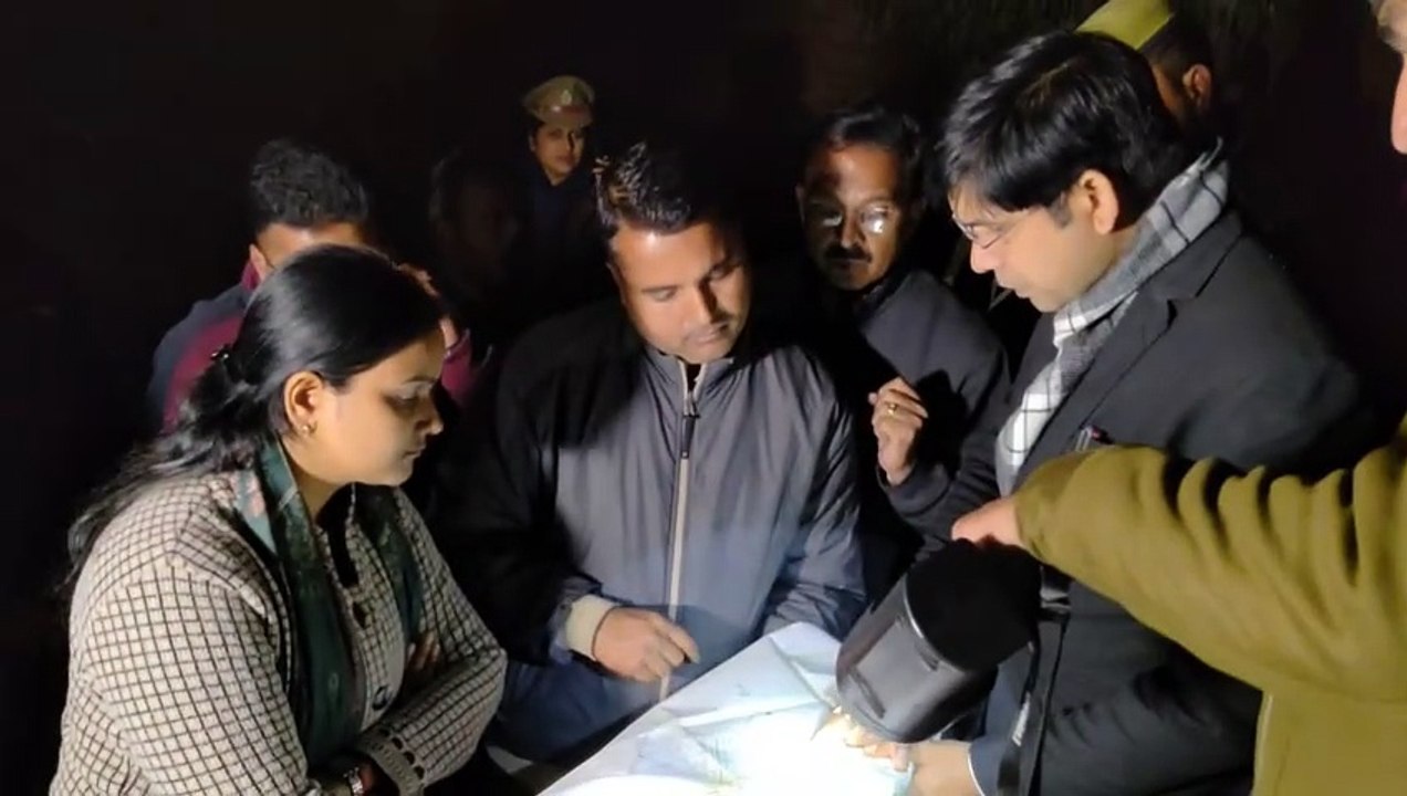 रानी की बावड़ी से सटे मकान पर चला प्रशासन का हथ...
