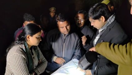 रानी की बावड़ी से सटे मकान पर चला प्रशासन का हथौड़ा, इधर पालिका प्रशासन ने मकान पर चस्पा किया नोटिस और उधर हथोड़ा लेकर मकान तोड़ने पहुंच गए पालिका कर्मचारी, देर रात मकान की तुड़ाई शुरू