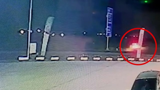 Feci kaza kamerada: Direğe çarpan otomobil ikiye ayrıldı!