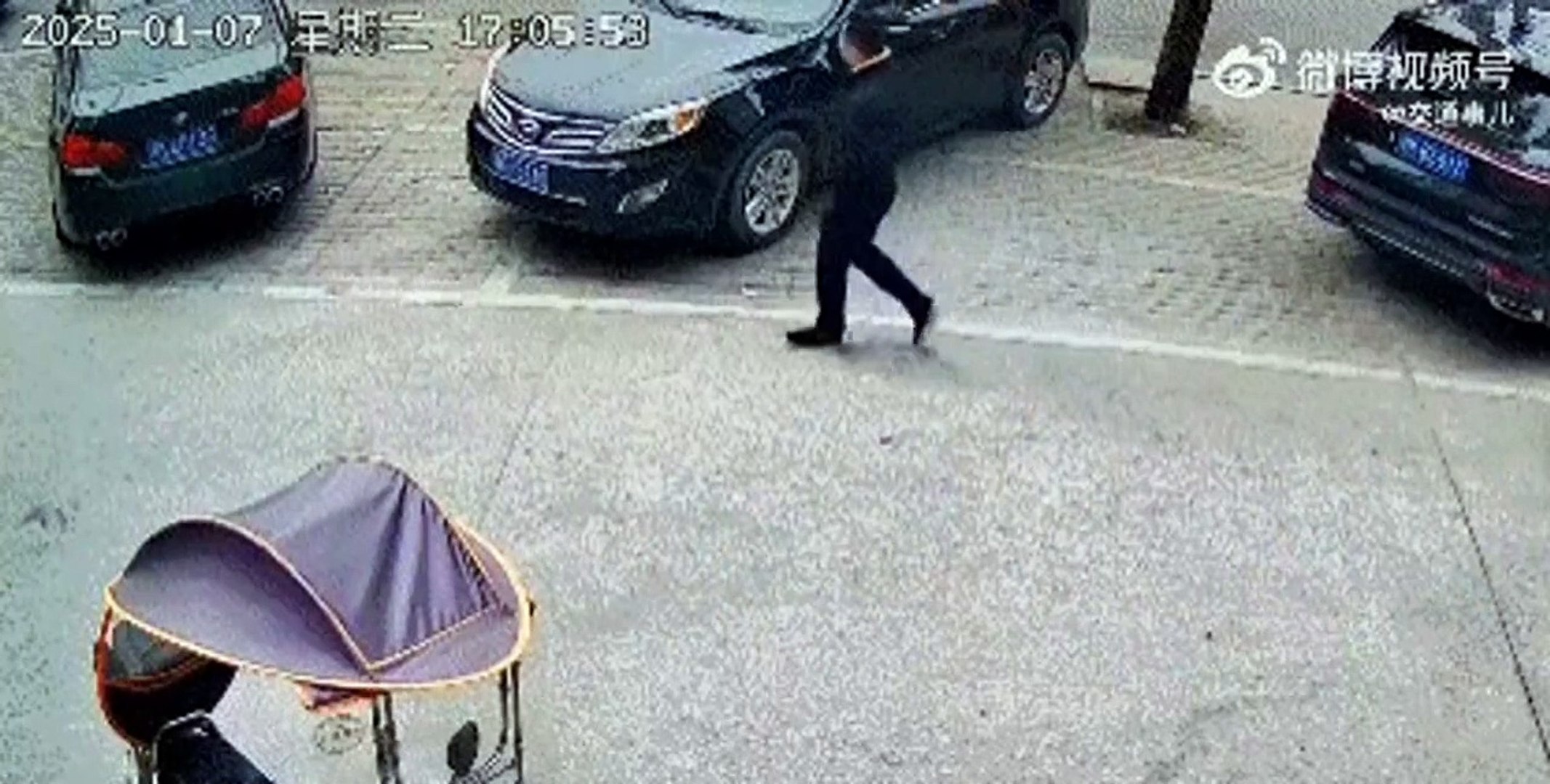 ⁣Quick reaction passerby shocking video