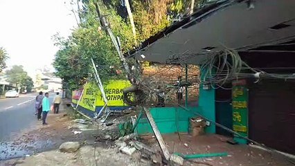 പൊൻകുന്നം അട്ടിക്കല്ലിൽ ശബരിമല തീർത്ഥാടകരുടെ ബസ് കടകളിലേക്ക് ഇടിച്ചു കയറി
