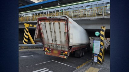 서울 석계역 굴다리에 화물차 끼여...통제 중 / YTN