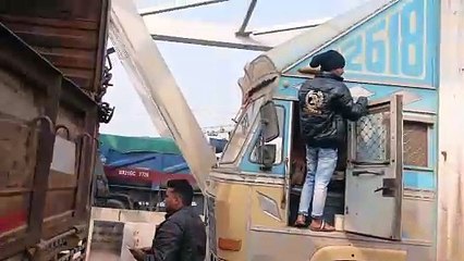 चलती बस अचानक धू धू कर जलने लगी बाल बाल बचे यात्री