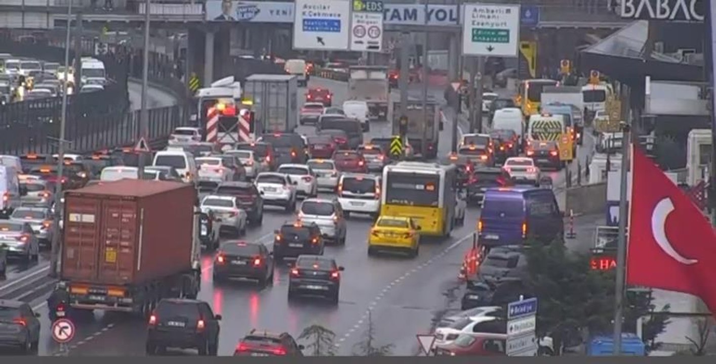 Esenyurt’ta TIR bariyerlere çarptı, trafik durdu