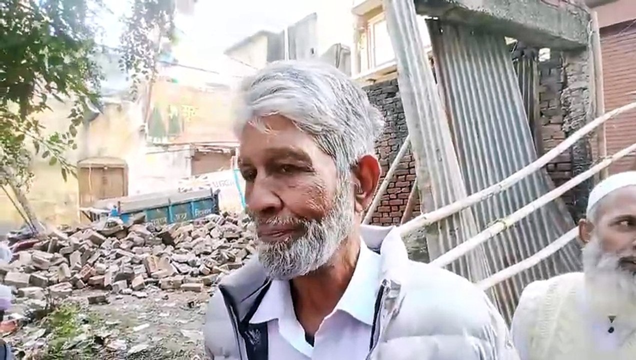 जामा मस्जिद की दुकानों को तोड़ने का प्रशासन ने दिया नोटिस, अब जामा मस्जिद कमेटी खुद तोड़ रही जर्जर दुकानों का स्ट्रक्चर
