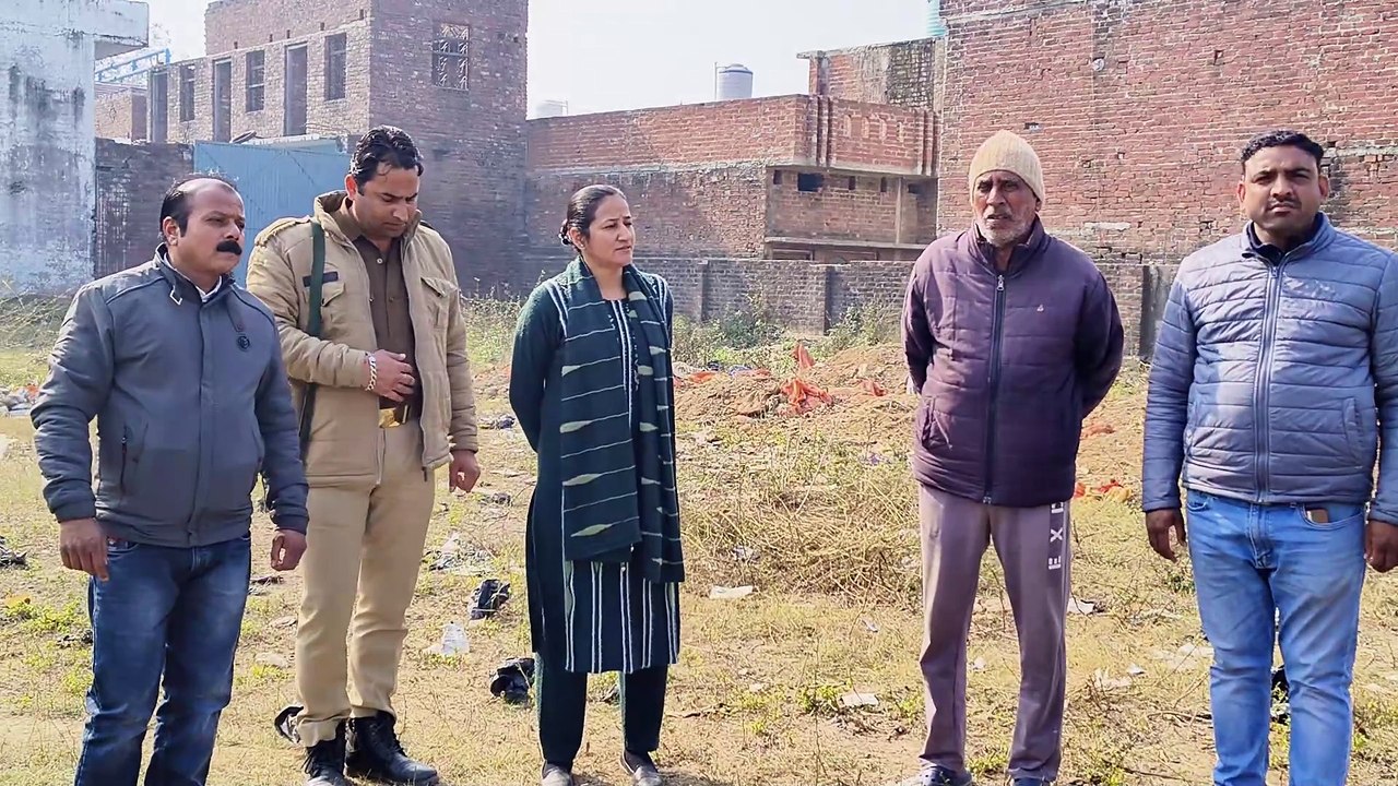 पाप मोचन तीर्थ के रास्ते पर दूसरे समुदाय के लोग...