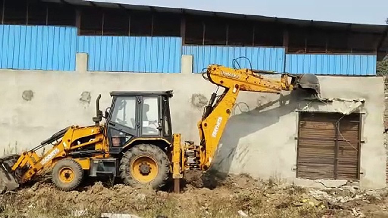 पाप मोचन तीर्थ के रास्ते पर दूसरे समुदाय के लोगों ने कर लिया अवैध कब्जा, बुलडोजर लेकर अवैध कब्जे को ध्वस्त कराने पहुंची दबंग SDM, चलवाया बुलडोजर, खौफ में आए लोग
