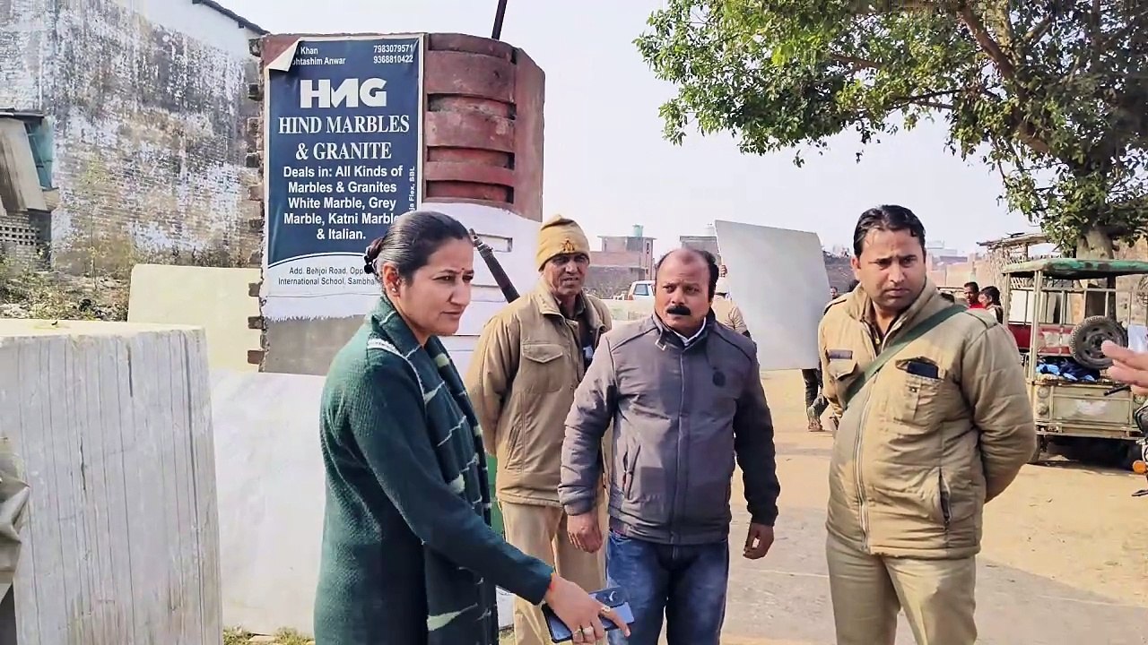 पाप मोचन तीर्थ के रास्ते पर दूसरे समुदाय के लोग...