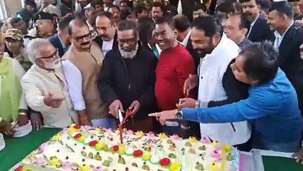 मुख्यमंत्री हेमन्त सोरेन ने केक काटकर  मनाया अपने पिता दिशोम गुरु शिबू सोरेन का 81 वां जन्मदिन!  भारत रत्न मिलने के सवाल पर कहा..."भारत के किसी पदक से ऊंचा ओहदा है उनका" !!
