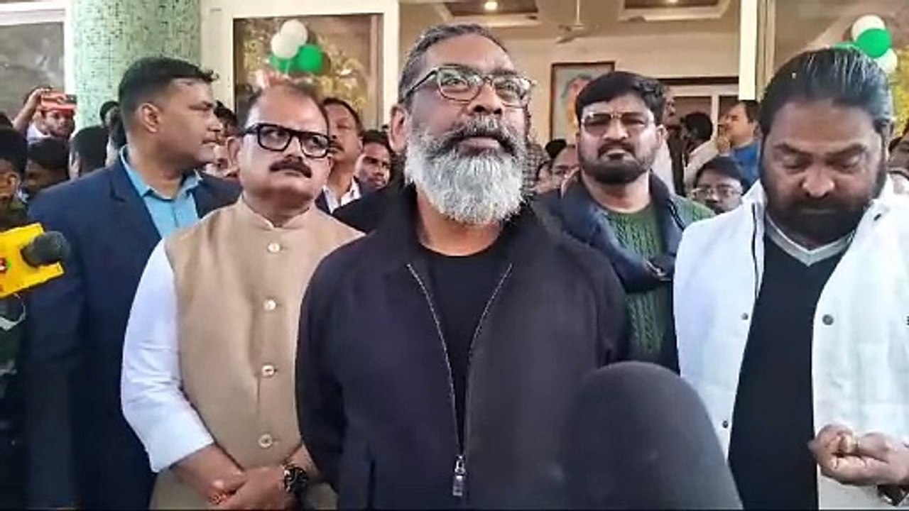 मुख्यमंत्री हेमन्त सोरेन ने केक काटकर  मनाया अपने पिता दिशोम गुरु शिबू सोरेन का 81 वां जन्मदिन!  भारत रत्न मिलने के सवाल पर कहा..."भारत के किसी पदक से ऊंचा ओहदा है उनका" !!
