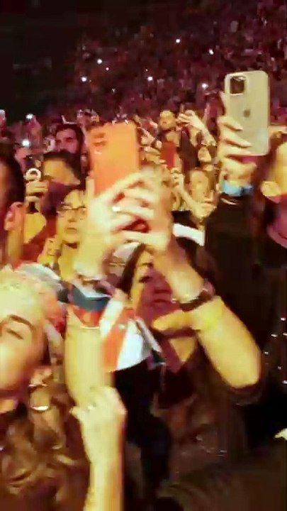 Max Pezzali e Mauro Repetto cantano "Nord Sud Ovest Est" sul palco del Forum: tornano gli 883