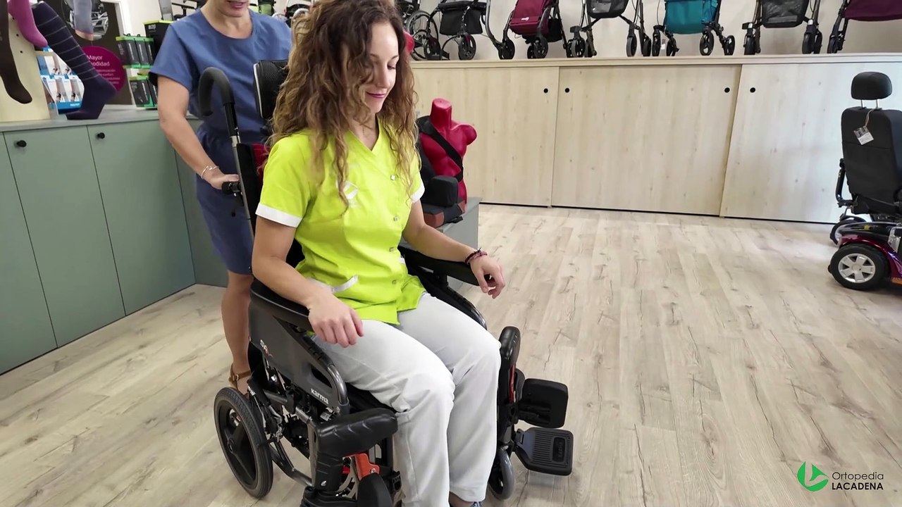 Una silla de ruedas muy versátil para el descanso del usuario, reclinable y basculante - Karma VIP