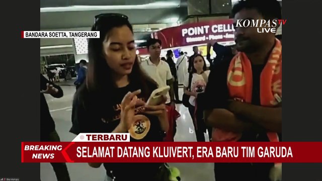 Patrick Kluivert Tiba di Indonesia, Suporter Timnas Sambut di Bandara Soekarno-Hatta| STY OUT