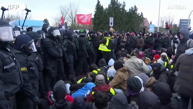 In Germania manifestanti ostacolano l'avvio del congresso di Afd
