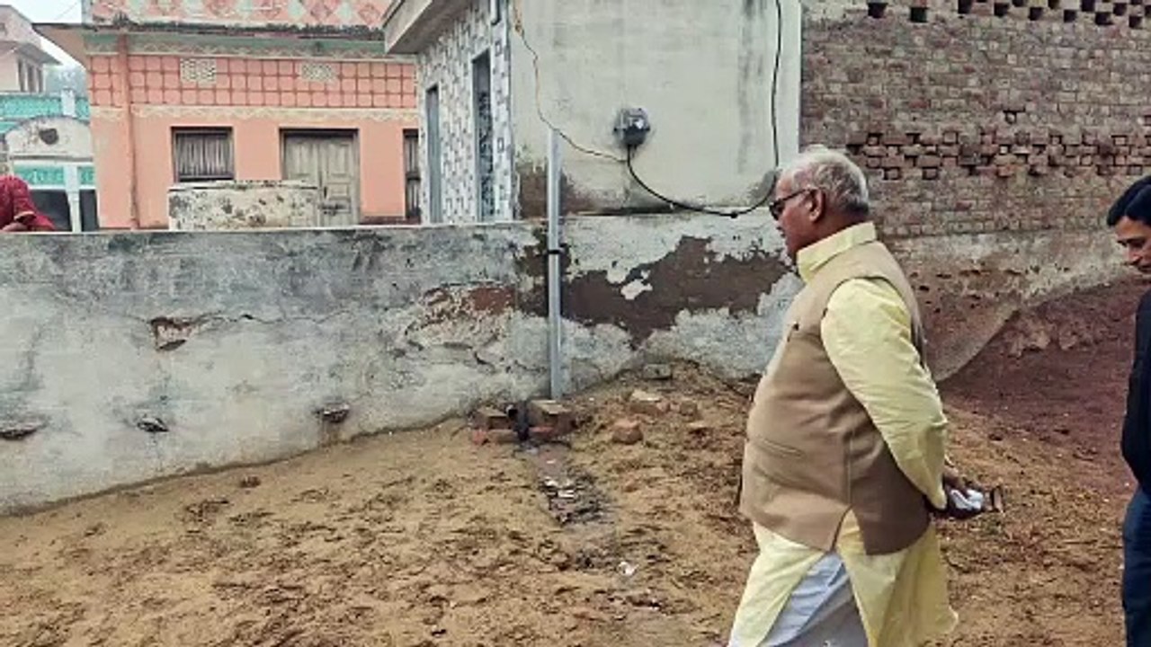 ज़ब शिक्षा एवं पंचायती राज मंत्री मुख्य मार्ग छोड़ अचानक निकल पड़े गांव की गलियों मे.. अधिकारियों के फुले हाथ, पांव