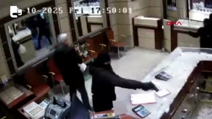 Karabük'te kuyumcu soygunu kamerada: 20 kilo altınla kaçtılar