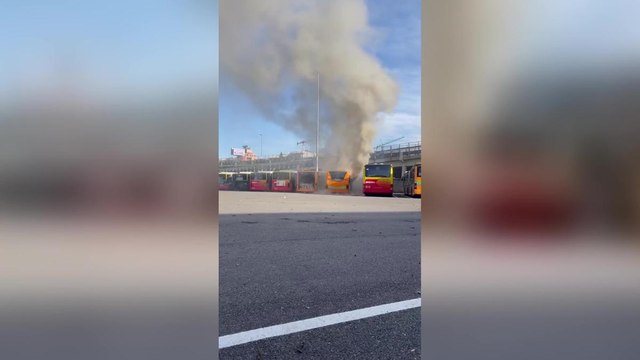 Autobus a fuoco, colonna di fumo altissima