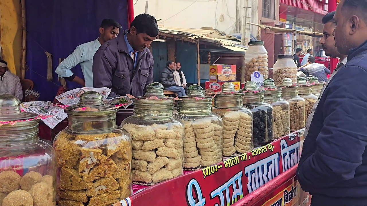 गिरिडीह में हो रही कानपुर के तिल - छतीसगढ़ के गुड़ की कुटाई, स्वाद ऐसा की याद आ जाए रमना