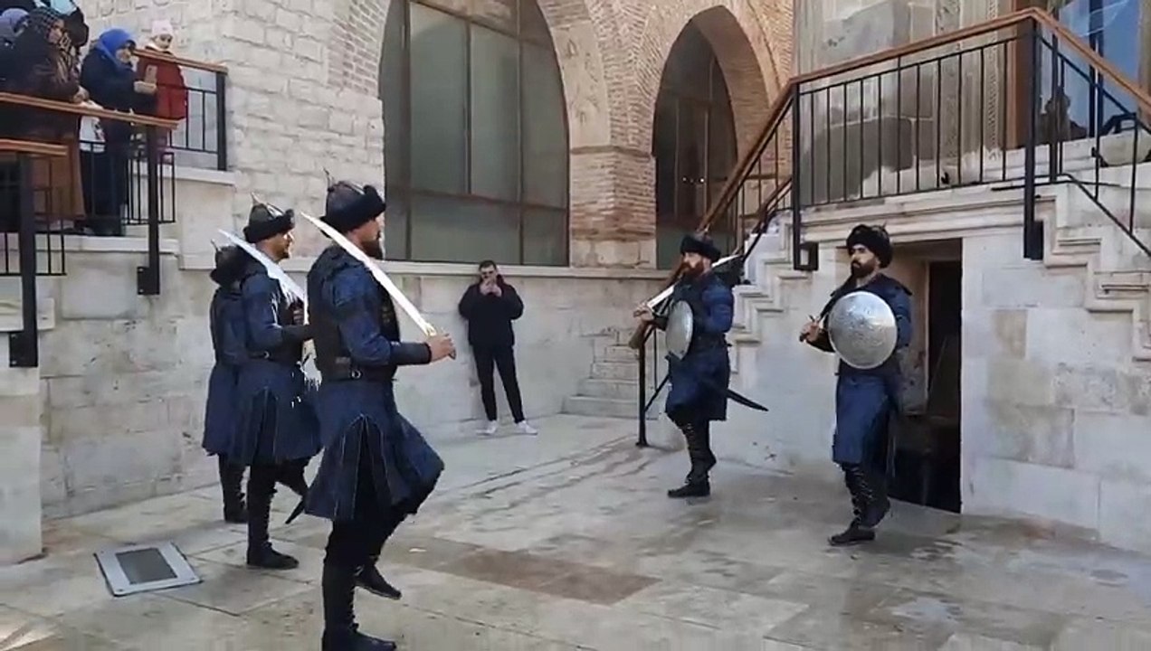 Nereden nereye… Askerlerden camide tüyleri diken diken eden nöbet değişimi