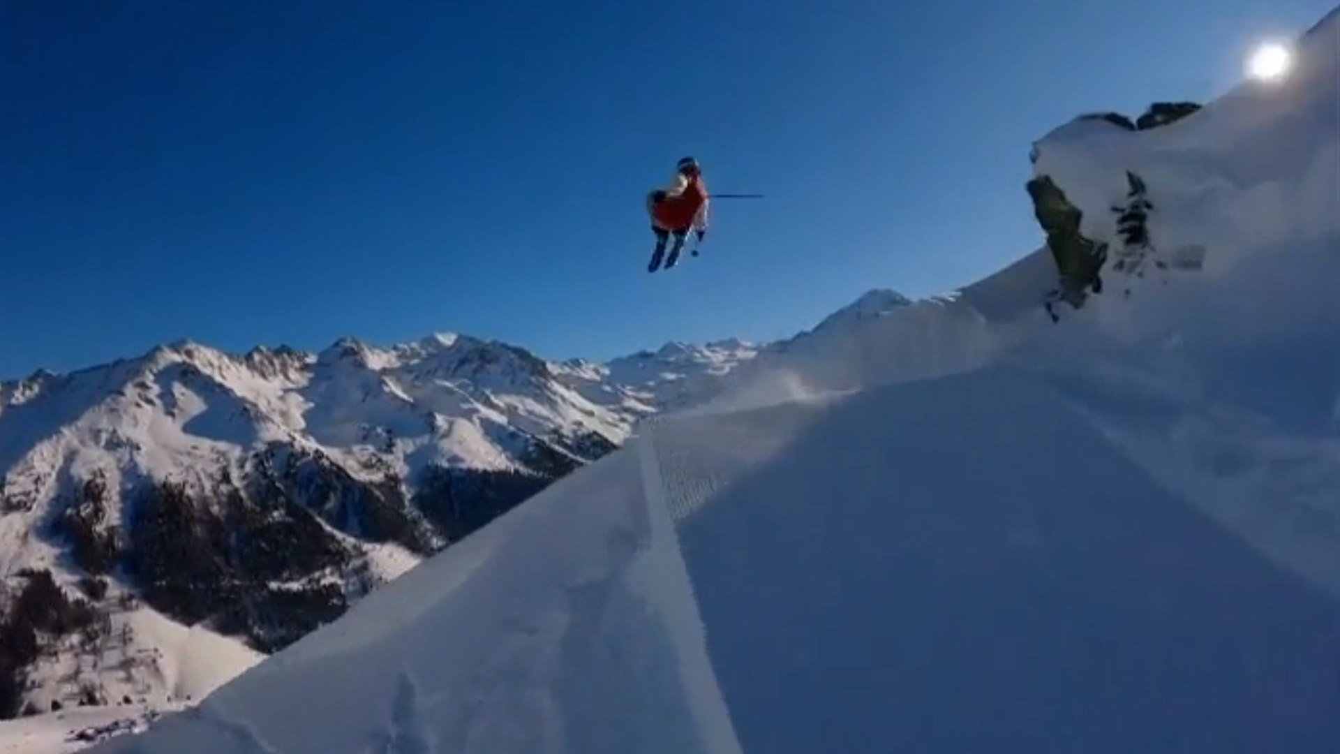 Un dron captura impresionantes im�genes del Nendaz Backcountry Invitational 2025 en los Alpes suizos

Un dron ha logrado captar espectaculares im�genes durante el Nendaz Backcountry Invitational 2025, celebrado este fin de semana en los Alpes suizos. En su quinta edici�n, este evento de renombre mundial reuni� a 18 esquiadores freestyle de �lite. Los organizadores del Nendaz Backcountry Invitational seleccionan el d�a con las mejores condiciones meteorol�gicas para asegurar una competici�n de calidad, notificando a los participantes con poca antelaci�n una vez confirmada la fecha. Adem�s, la inclusi�n de elementos artificiales en el recorrido permite a los esquiadores ejecutar acrobacias vertiginosas que desaf�an los l�mites del freestyle. 

Este evento, considerado uno de los m�s destacados en el mundo del esqu� freestyle, no solo atrae a los mejores deportistas, sino que tambi�n ofrece un espect�culo visual �nico gracias al uso de drones que capturan cada momento en alta definici�n.