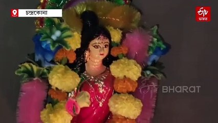 গোটা রাত ধরে গ্রাম বাংলার টুসু পূজার প্রস্তুতি!রাত্রি দ্বিপ্রহর পর্যন্ত গান গেয়ে টুসু ঠাকুরকে জাগিয়ে রেখে ভোররাতে দল বেঁধে ঠাকুর বিসর্জন