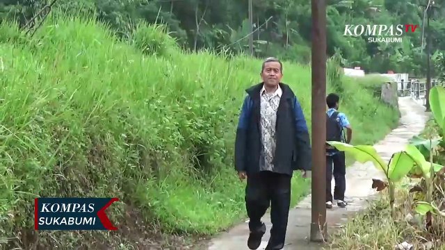 Jembatan Gantung Rusak Guru Bertaruh Nyawa Sebrangi Sungai Deras