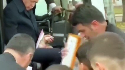 Erdoğan Diyarbakır'da yine para dağıttı! Bir çocuk kalabalıktan bayıldı