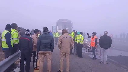 खड़ी ट्रक में घुसी बाइक दो युवकों की दर्दनाक मौत सवारी से भरी बस और ट्रक में भी हुई टक्कर