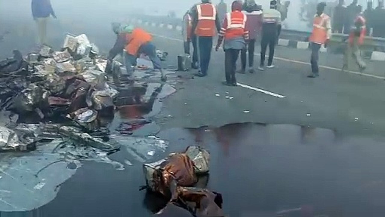 खड़ी ट्रक में घुसी बाइक दो युवकों की दर्दनाक मौत सवारी से भरी बस और ट्रक में भी हुई टक्कर